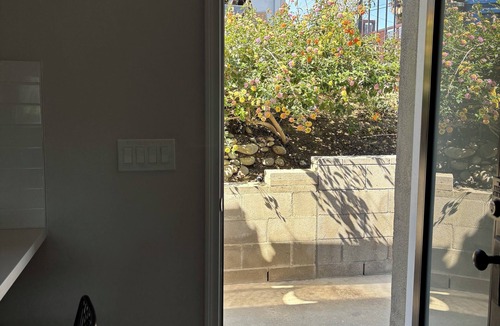 Woodland Hills Apartment | Chic studio with AC and WiFi in vibrant Woodland Hills