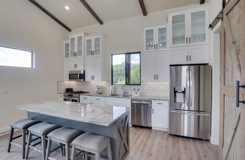 Annabella Cottage | Chic Utah Getaway w/Fireplace, Sauna & 2 Decks!
