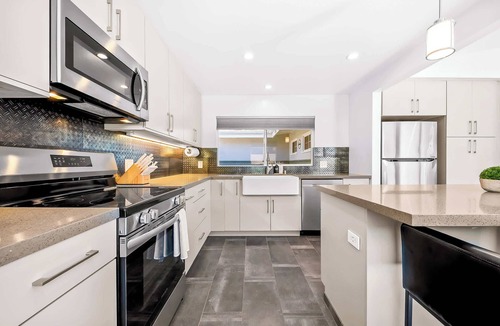 Bay Ho House | Clairemont Retreat l 4 BR, Backyard, Sauna
