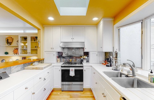 Amazon Apartment | Classic, Dog-Friendly Home with Free WiFi, a washer&dryer, & Enclosed Backyard