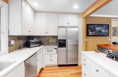 Amazon Apartment | Classic, Dog-Friendly Home with Free WiFi, a washer&dryer, & Enclosed Backyard