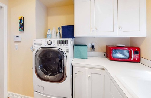 Amazon Apartment | Classic, Dog-Friendly Home with Free WiFi, a washer&dryer, & Enclosed Backyard