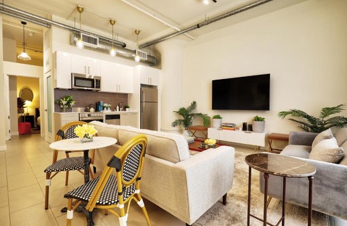 Historic Core Apartment | Classic Los Angeles Elegance in Downtown, Sleeps 4, Free Parking and 360 Degree View Roof Top Pool!