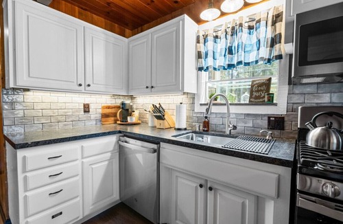 Whispering Forest Cabin | Clean & Cozy Family Cabin Near Lake with A/C