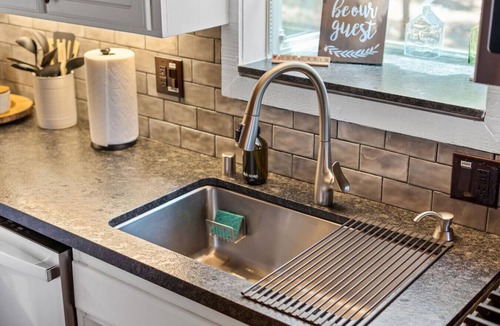 Whispering Forest Cabin | Clean & Cozy Family Cabin Near Lake with A/C