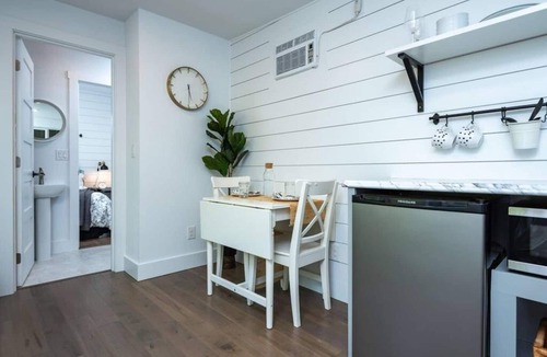Camas Apartment | Clean & Private Escape! Tiny home style