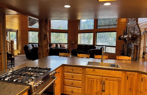 Mammoth Creek Cabin | Clear Creek Cabin-Private 4 Acre Creekside Retreat with Beautiful Mountain Views
