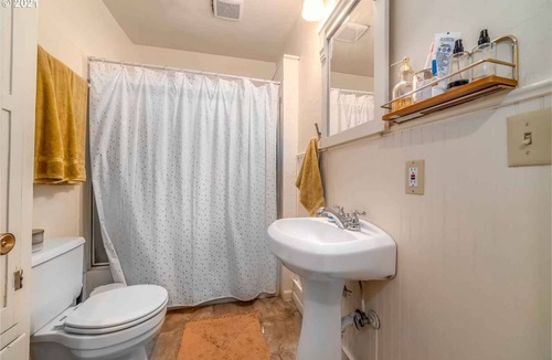 West Eugene Apartment | Close to everything, stylish central downtown!