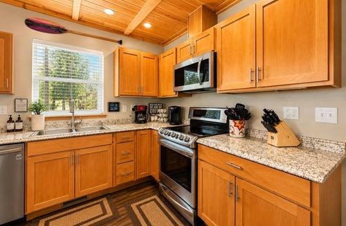Leavenworth House | Close to Golf/Lake | Hot Tub | Deck | Dogs | BBQ