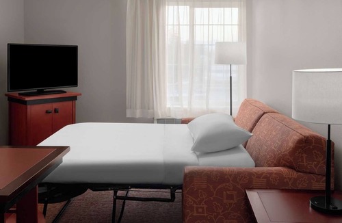 Downtown Hotel | Close to Heritage Theatre! Full Kitchen, Pets Are Welcome!
