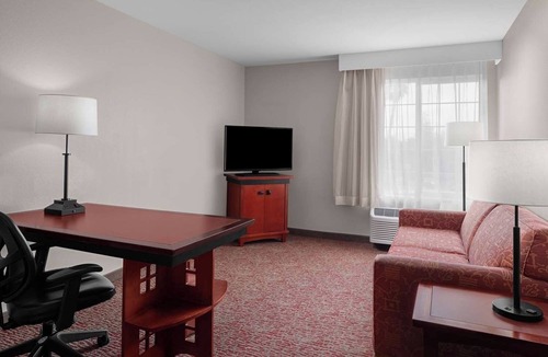 Downtown Hotel | Close to Heritage Theatre! Full Kitchen, Pets Are Welcome!