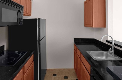 Downtown Hotel | Close to Heritage Theatre! Full Kitchen, Pets Are Welcome!