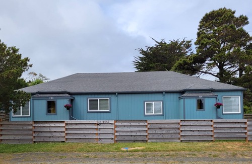 Port Orford Apartment | Close to local beaches, beachcombers welcome!