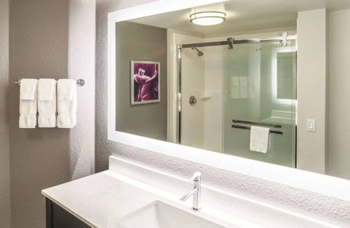 Woodlands Village House | Close to Lowell Observatory! FREE Parking and FREE Breakfast! Onsite Pool!