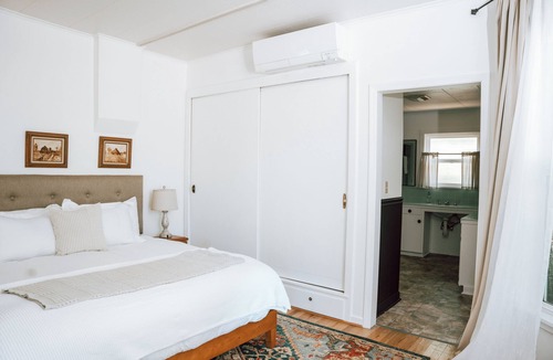 Etna Bed & Breakfast | Clover Room