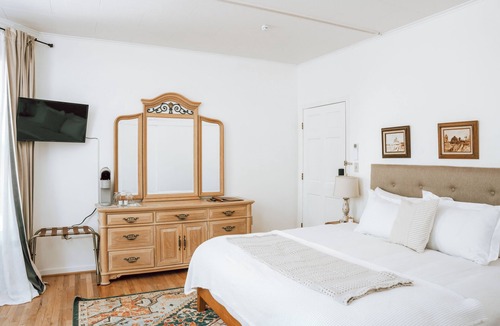 Etna Bed & Breakfast | Clover Room