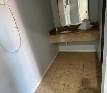 Hemet Hotel | CoachLight Motel