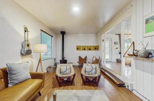 Fort Bragg House | Coastal Conifer Hideaway