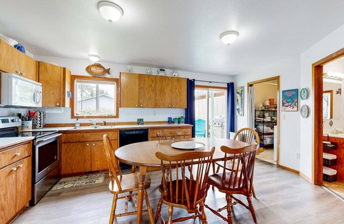 Newport House | Coastal, Dog-Friendly Home in Great Location - Six Blocks from Nye Beach