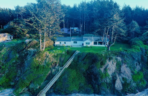 Coos Bay House | Coastal Escape w/Beach Access by Lighthouse