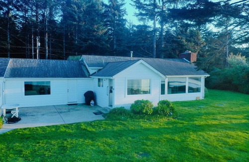 Coos Bay House | Coastal Escape w/Beach Access by Lighthouse
