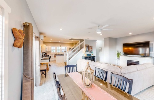 Newport House | Coastal gem near the beach with spacious layout - walk to dining & shops