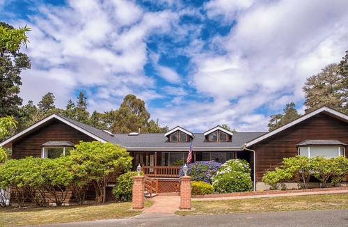 Fort Bragg House | Coastal Hideaway - A luxurious vacation rental just minutes away from the beach!