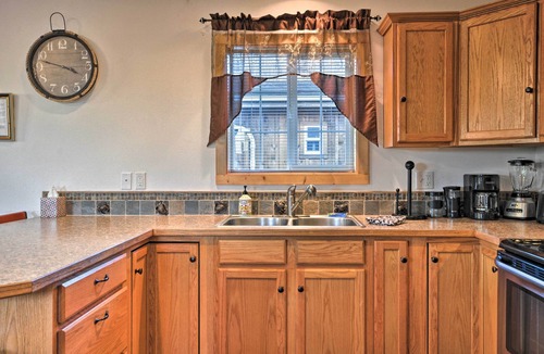 Long Beach Apartment | Coastal Retreat in Long Beach: Walk to Attractions