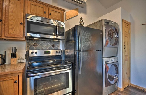 Long Beach Apartment | Coastal Retreat in Long Beach: Walk to Attractions