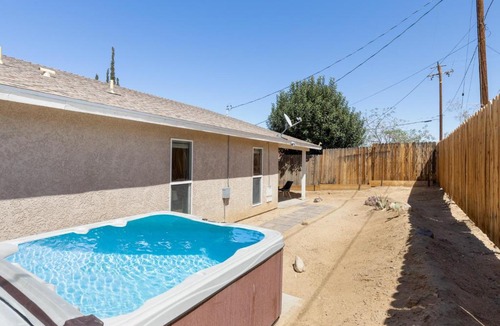 Joshua Tree House | Colorful Cactus - Hot Tub, BBQ and Fire Pit! home