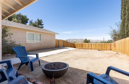 Joshua Tree House | Colorful Cactus - Hot Tub, BBQ and Fire Pit! home