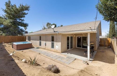 Joshua Tree House | Colorful Cactus - Hot Tub, BBQ and Fire Pit! home