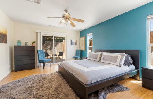 Joshua Tree House | Colorful Cactus - Hot Tub, BBQ and Fire Pit! home