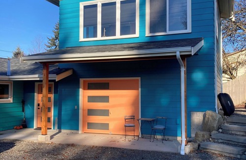 Alabama Hill Apartment | Colorful upstairs studio with lofted bed and soaking tub