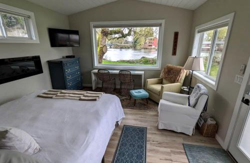 Skamokawa House | Columbia River Glamping Retreat: Cozy Cabin for Two in Skamokawa, Washington