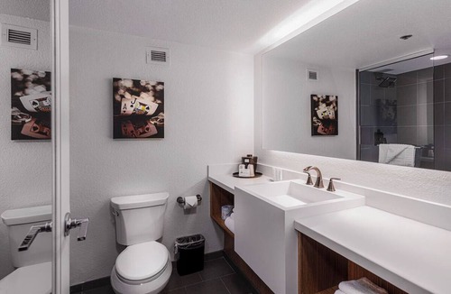 Downtown Las Vegas Hotel | Comfort and Convenience! 3 Convenient Units, Pool, Free Parking
