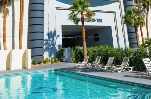 Downtown Las Vegas Hotel | Comfort and Convenience! 3 Convenient Units, Pool, Free Parking