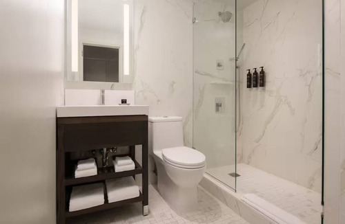 Downtown Portland Hotel | Comfort and Convenience! 3 Great Units, Pets Allowed