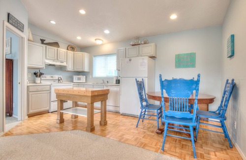 Bayshore House | Comfort In This Dog-Friendly Updated Bayshore Beauty with View of Alsea Bay!