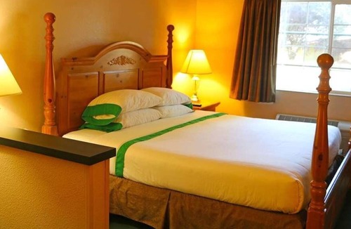 Kelso House | Comfort Meets Convenience at GuestHouse Kelso Longview! Pets Allowed!