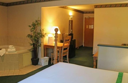 Kelso House | Comfort Meets Convenience at GuestHouse Kelso Longview! Pets Allowed!