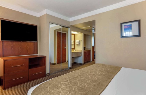 Visalia Hotel | Comfort Suites Visalia Convention Center