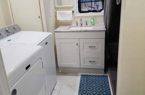 Plainview House | Comfortable 2BR Home Wi-Fi Washer & Dryer Pet Friendly