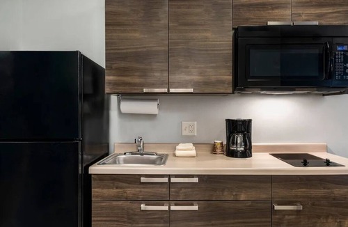 Redding Hotel | Comfortable 3-Room Retreat by Turtle Bay, Shops & Scenic River