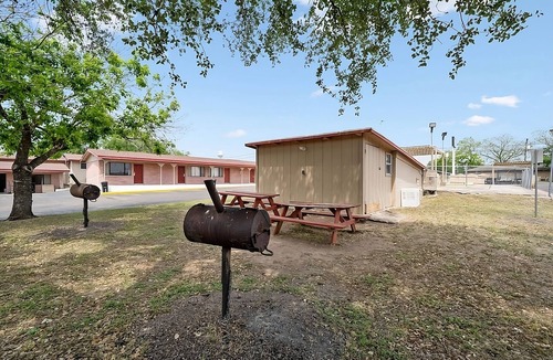 Beeville House | Comfortable Countryside Stay! Free Parking, Pets Allowed