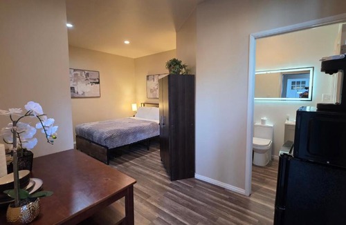 Beverly Grove Apartment | Comfortable Guest Studio by Cedars-Sinai, Beverly Center and Beverly Hills