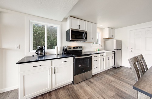 Edgewater Shores Cottage | Comfortable Oceanfront Getaway w/Easy Beach Access and Ocean Views - Dogs OK