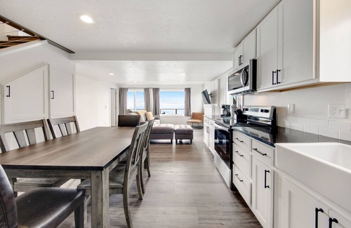 Edgewater Shores Cottage | Comfortable Oceanfront Getaway w/Easy Beach Access and Ocean Views - Dogs OK