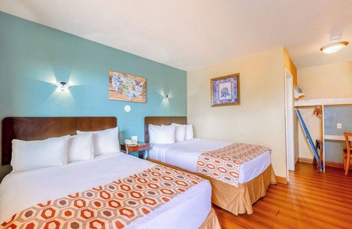 Loma Alta Hotel | Comfortable Room Perfect for Beachgoers in Oceanside