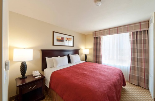 Barstow Hotel | Comfortable Room w/Free Breakfast & Parking – Ideal for Road Trippers on I-15